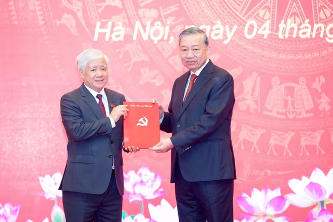 Tổng Bí thư Tô Lâm trao quyết định tới đồng chí Đỗ Văn Chiến (Ảnh: Phạm Thắng)