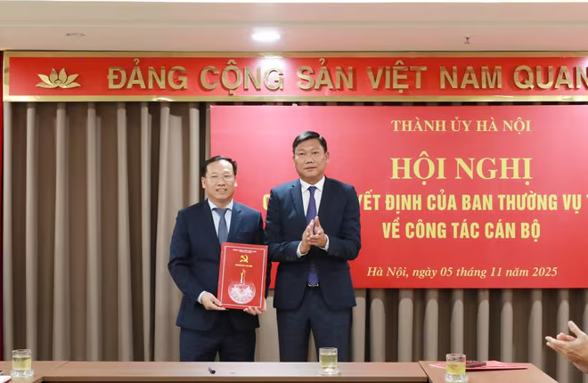 Trưởng ban Nội chính Thành ủy Đỗ Anh Tuấn trao quyết định cho đồng chí Phùng Xuân Dương (Ảnh: Nguyên Anh)
