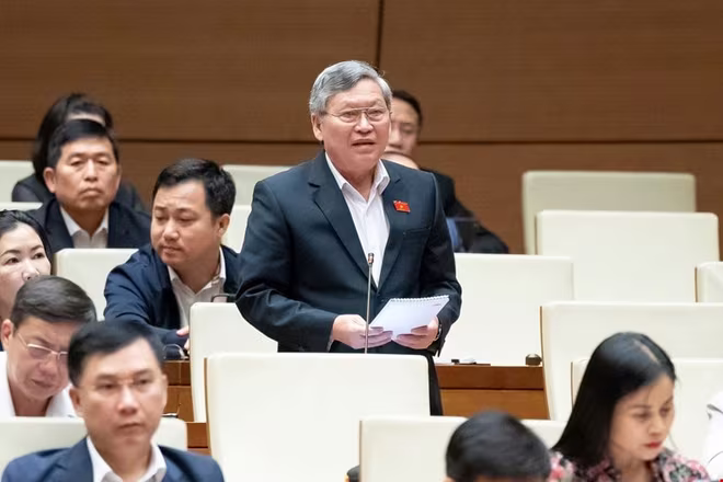 Đại biểu Tô Văn Tám (đoàn Quảng Ngãi) phát biểu thảo luận Đại biểu Tô Văn Tám (đoàn Quảng Ngãi) phát biểu thảo luận