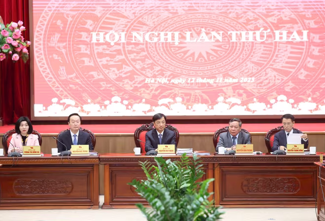 Các đồng chí lãnh đạo Thành ủy Hà Nội chủ trì hội nghị