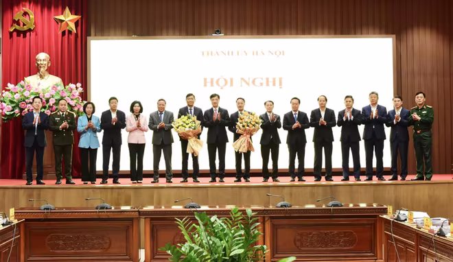 Bí thư Thành ủy Hà Nội Nguyễn Duy Ngọc (giữa) chúc mừng đồng chí Đỗ Anh Tuấn và Trần Đình Cảnh nhận nhiệm vụ mới