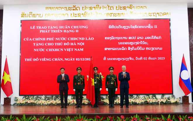 Lễ trao Huân chương Phát triển hạng 2 của CHDCND Lào dành cho thành phố Hà Nội