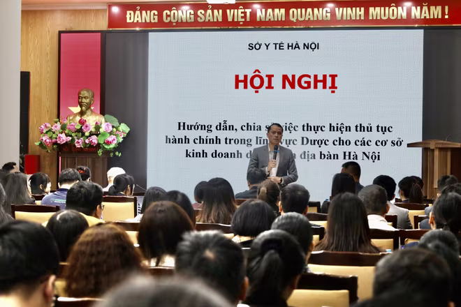 Đại diện phòng Nghiệp vụ dược - Sở Y tế Hà Nội trao đổi về chuyển đổi số thủ tục hành chính lĩnh vực dược