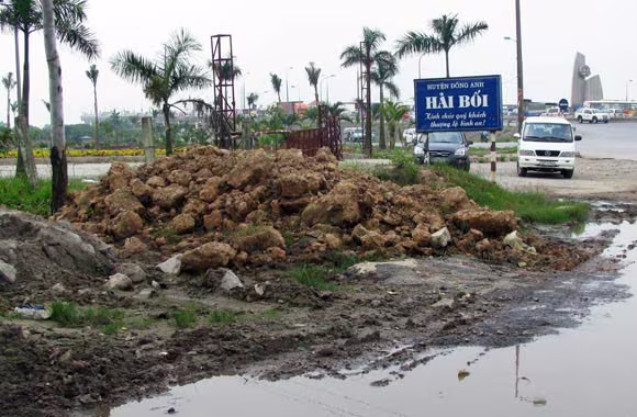 Đất, phế thải xây dựng đổ tràn ngay đầu đường Hải Bối