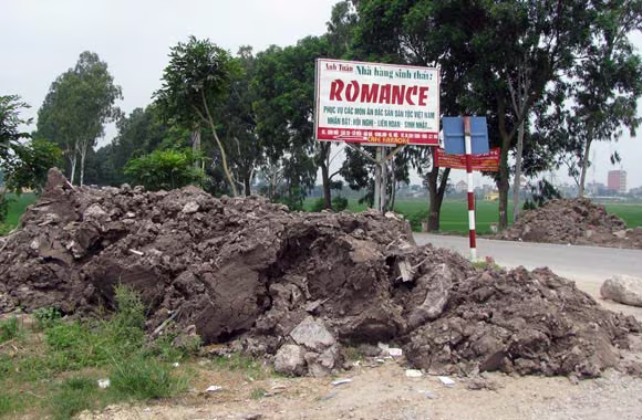 Những đống phế thải còn "tươi nguyên" tại thời điểm sáng 10-8-2011