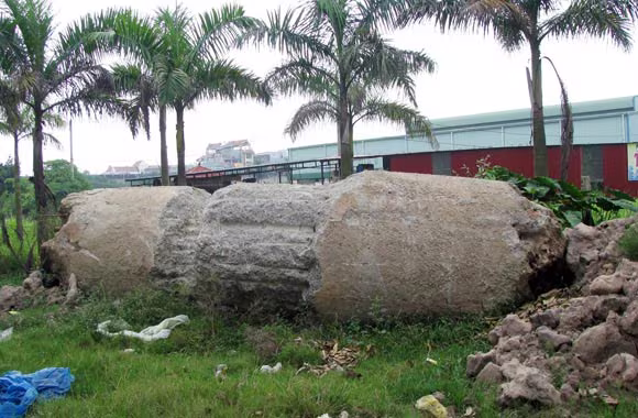 Nhiều loại phế thải "khủng" được đổ ra đường đã được PV ANTĐ ghi hình chi tiết