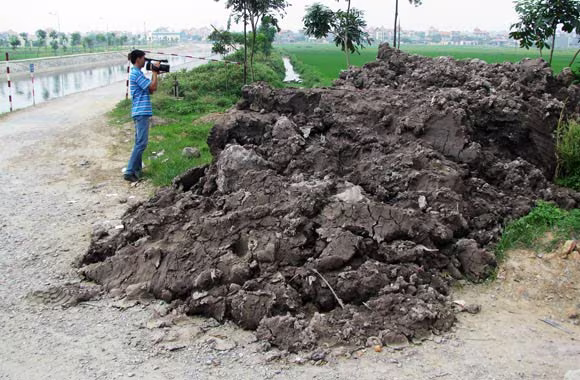 Nhiều loại phế thải "khủng" được đổ ra đường đã được PV ANTĐ ghi hình chi tiết