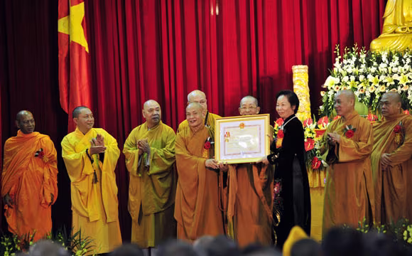 Phó Chủ tịch nước Nguyễn Thị Doan, trao Huân chương Hồ Chí Minh cho các vị chức sắc tôn giáo đại diện Giáo hội Phật giáo Việt Nam Phó Chủ tịch nước Nguyễn Thị Doan, trao Huân chương Hồ Chí Minh cho các vị chức sắc tôn giáo đại diện Giáo hội Phật giáo Việt Nam