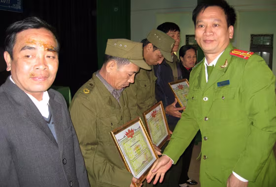 Lãnh đạo Công an huyện Mê Linh và Yên Lạc trao Giấy khen cho các cá nhân có thành tích xuất sắc