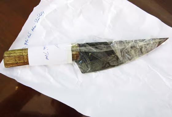 Đối tượng Khuất Văn Tục tại cơ quan điều tra và con dao dùng để đâm anh Lê Văn Phương