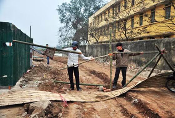 Dù chưa được bàn giao mặt bằng, nhưng đơn vị thi công vẫn lập hàng rào tôn quanh dự án, hành vi sai trái này như thách thách quy định của pháp luật! Dù chưa được bàn giao mặt bằng, nhưng đơn vị thi công vẫn lập hàng rào tôn quanh dự án, hành vi sai trái này như thách thách quy định của pháp luật!