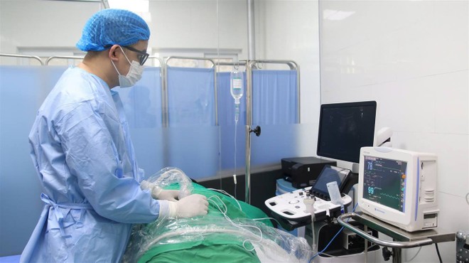 Bác sĩ Bệnh viện Bưu điện thực hiện điều trị đau bằng đốt sóng cao tần (RFA) cho người bệnh