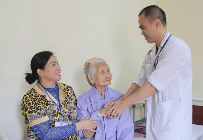 Việc thực hiện thường quy kỹ thuật đặt stent graft tại Bệnh viện Việt Nam - Thụy Điển Uông Bí đã khẳng định năng lực chuyên môn và sự làm chủ kỹ thuật can thiệp tim mạch của Bệnh viện Việc thực hiện thường quy kỹ thuật đặt stent graft tại Bệnh viện Việt Nam - Thụy Điển Uông Bí đã khẳng định năng lực chuyên môn và sự làm chủ kỹ thuật can thiệp tim mạch của Bệnh viện