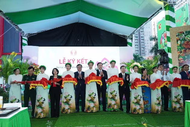 Các đại biểu cắt băng khai mạc Tuần hàng cá tra, cá ba sa và đặc sản Đồng Tháp tại Hà Nội năm 2020 Các đại biểu cắt băng khai mạc Tuần hàng cá tra, cá ba sa và đặc sản Đồng Tháp tại Hà Nội năm 2020