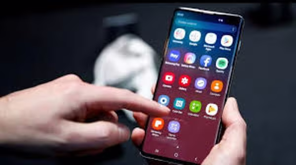 Sẽ phổ cập điện thoại thông minh để góp phần thực hiện chuyển đổi số Sẽ phổ cập điện thoại thông minh để góp phần thực hiện chuyển đổi số