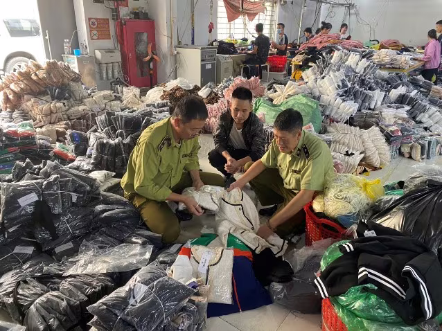 Lực lượng QLTT bắt quả tang cơ sở gia công hàng hiệu rởm Lực lượng QLTT bắt quả tang cơ sở gia công hàng hiệu rởm