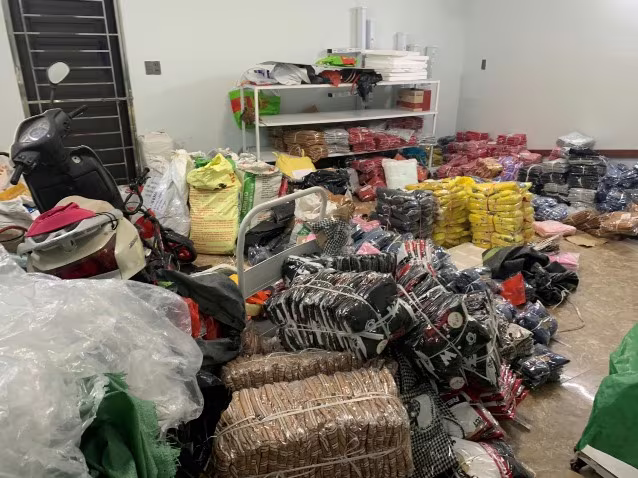 Kho hàng của bà Trịnh Thị Thu Hà với gần 8.000 sản phẩm thời trang giả mạo thương hiệu nổi tiếng vừa bị phát hiện Kho hàng của bà Trịnh Thị Thu Hà với gần 8.000 sản phẩm thời trang giả mạo thương hiệu nổi tiếng vừa bị phát hiện