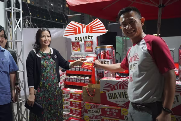 Bia Việt- nhãn hiệu của Heiniken khuyến mại lớn trong "Hà Nội đêm không ngủ" Bia Việt- nhãn hiệu của Heiniken khuyến mại lớn trong "Hà Nội đêm không ngủ"