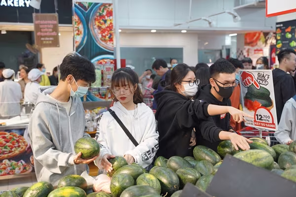 Big C Thăng Long lúc 23h vẫn chưa sôi động, khách hàng tranh thủ mua hàng giảm giá Big C Thăng Long lúc 23h vẫn chưa sôi động, khách hàng tranh thủ mua hàng giảm giá