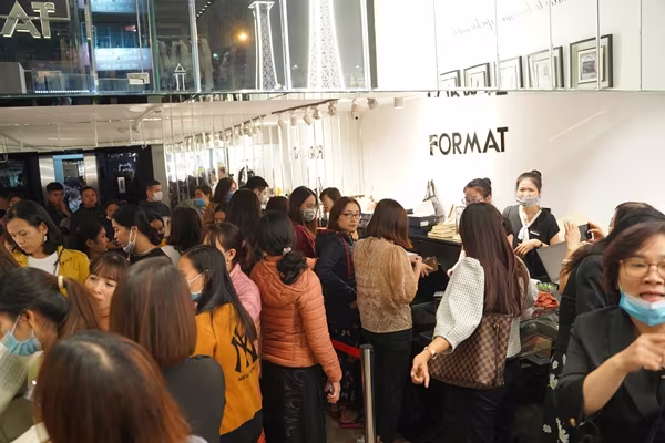 Khách hàng chờ đợi để được thanh toán tại Format Cầu Giấy lúc hơn 22h ngày 27/11 Khách hàng chờ đợi để được thanh toán tại Format Cầu Giấy lúc hơn 22h ngày 27/11