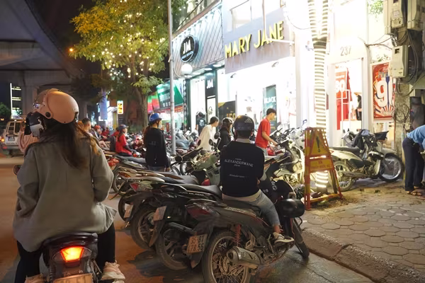 Đã khuya nhưng nhiều tuyến phố vẫn sáng đèn, xe của khách hàng tràn xuống cả lòng đường Đã khuya nhưng nhiều tuyến phố vẫn sáng đèn, xe của khách hàng tràn xuống cả lòng đường