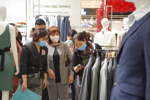 Bà Trần Thị Phương Lan- Phó Giám đốc phụ trách Sở Công Thương Hà Nội kiểm tra chương trình khuyến mại tại Ivy Moda Bà Trần Thị Phương Lan- Phó Giám đốc phụ trách Sở Công Thương Hà Nội kiểm tra chương trình khuyến mại tại Ivy Moda