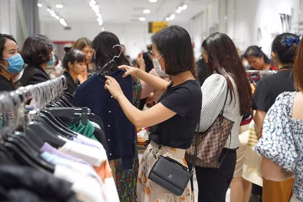 Các cửa hàng thời trang tấp nập khách hàng khi trời đã về khuya Các cửa hàng thời trang tấp nập khách hàng khi trời đã về khuya