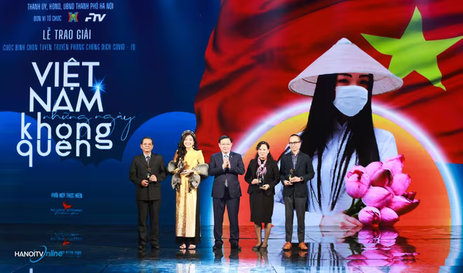 Ủy viên Bộ Chính trị, Bí thư Thành ủy Hà Nội Vương Đình Huệ trao kỷ niệm chương cho hội đồng bình chọn Ủy viên Bộ Chính trị, Bí thư Thành ủy Hà Nội Vương Đình Huệ trao kỷ niệm chương cho hội đồng bình chọn