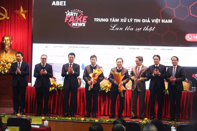 Các đại biểu khai trương Cổng thông tin tiếp nhận phản ánh tin giả Các đại biểu khai trương Cổng thông tin tiếp nhận phản ánh tin giả