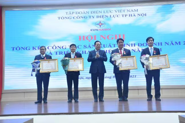Do có nhiều thành tích xuất sắc trong công tác, lãnh đạo EVNHANOI được đón nhận Huân chương Lao động Do có nhiều thành tích xuất sắc trong công tác, lãnh đạo EVNHANOI được đón nhận Huân chương Lao động