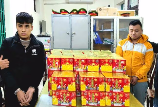 Đối tượng vận chuyển pháo hoa và tang vật bị tạm giữ Đối tượng vận chuyển pháo hoa và tang vật bị tạm giữ