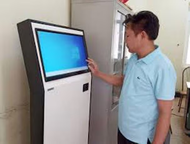 Người dân tra cứu thông tin qua mạng Người dân tra cứu thông tin qua mạng