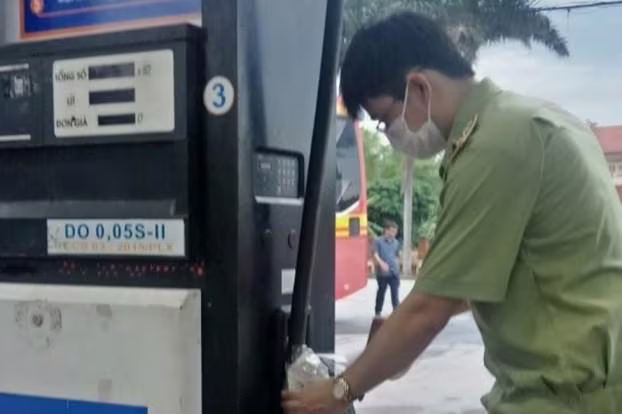 Lực lượng QLTT kiểm tra cửa hàng xăng dầu có bán dầu không đảm bảo chất lượng Lực lượng QLTT kiểm tra cửa hàng xăng dầu có bán dầu không đảm bảo chất lượng