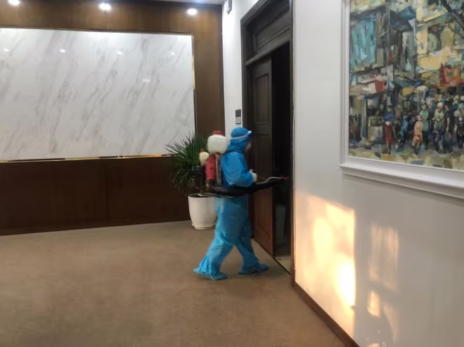 Nhân viên y tế tiến hành phun khử khuẩn tại trụ sở Tổng cục QLTT chiều 14-5 Nhân viên y tế tiến hành phun khử khuẩn tại trụ sở Tổng cục QLTT chiều 14-5