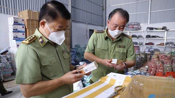 Lãnh đạo Tổng cục QLTT kiểm tra hàng hóa vi phạm trong vụ việc Lãnh đạo Tổng cục QLTT kiểm tra hàng hóa vi phạm trong vụ việc