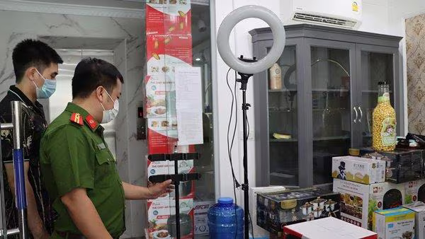 Lực lượng chức năng phát hiện các dụng cụ phục vụ livestream bán hàng của Shop Thủy top Lực lượng chức năng phát hiện các dụng cụ phục vụ livestream bán hàng của Shop Thủy top
