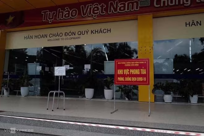 Siêu thị Co.op Mart Hà Đông tạm thời đóng cửa vì liên quan đến ca mắc Covid-19 Siêu thị Co.op Mart Hà Đông tạm thời đóng cửa vì liên quan đến ca mắc Covid-19