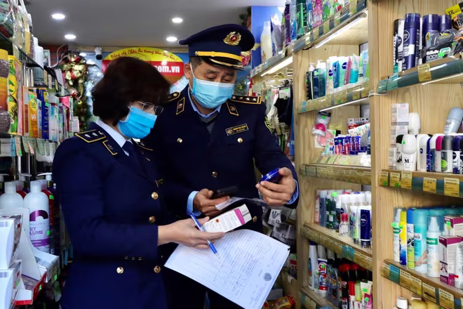 Lực lượng chức năng kiểm tra cửa hàng thuộc Hệ thống Ngôi nhà Đức