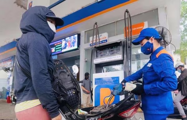 Xăng tăng giá lần thứ 4 liên tiếp kể từ hôm 21-4 Xăng tăng giá lần thứ 4 liên tiếp kể từ hôm 21-4