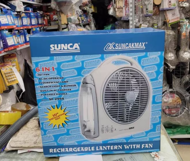 Quạt tích điện đang được nhiều người tìm mua để &quot;đối phó&quot; tình trạng cắt điện