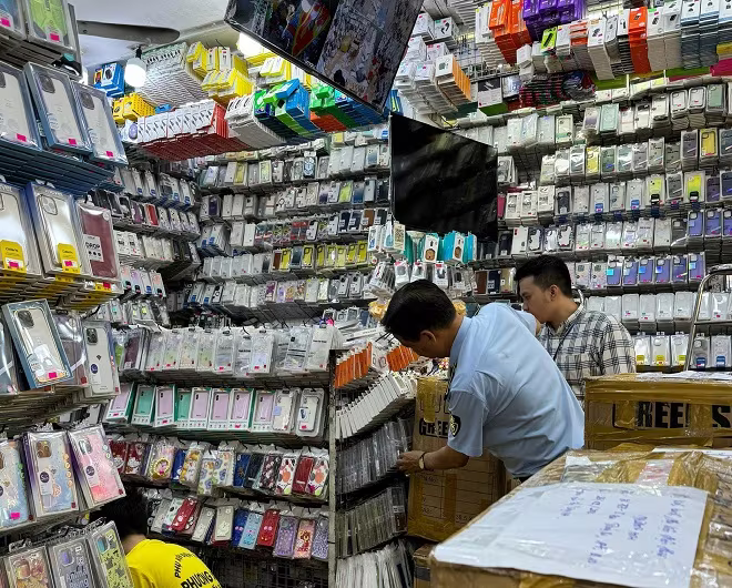 Hàng nghìn phụ kiện điện thoại bị tạm giữ vì có dấu hiệu vi phạm