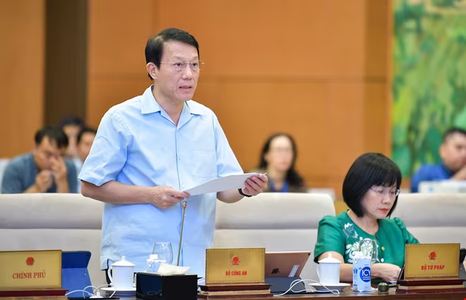 Bộ trưởng Bộ Công an Lương Tam Quang trình bày tờ trình tại phiên họp Bộ trưởng Bộ Công an Lương Tam Quang trình bày tờ trình tại phiên họp