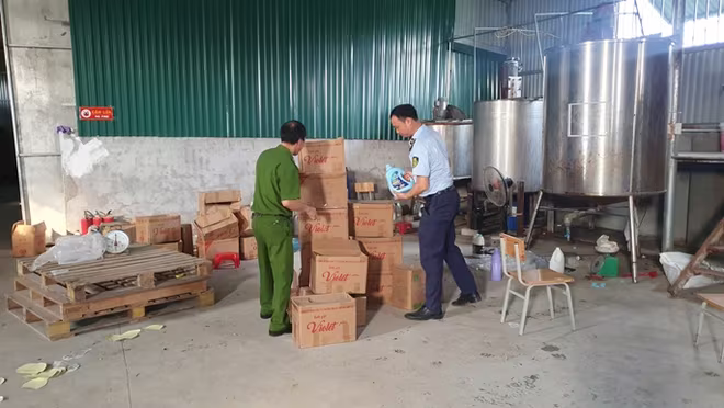 Chuyển vụ việc sản xuất nước giặt giả sang cơ quan công an Chuyển vụ việc sản xuất nước giặt giả sang cơ quan công an
