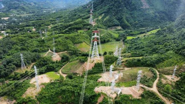 Đường dây 500 kV Monsoon- Thạnh Mỹ thi công trên địa hình hiểm trở, phức tạp Đường dây 500 kV Monsoon- Thạnh Mỹ thi công trên địa hình hiểm trở, phức tạp