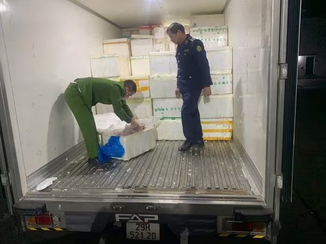 Lực lượng chức năng khám xe, phát hiện hàng hóa có dấu hiệu vi phạm Lực lượng chức năng khám xe, phát hiện hàng hóa có dấu hiệu vi phạm