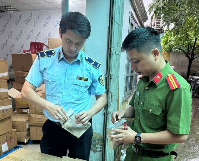 Lực lượng chức năng tạm giữ lô hàng mặt nạ nghi nhập lậu tại phường Vĩnh Hưng