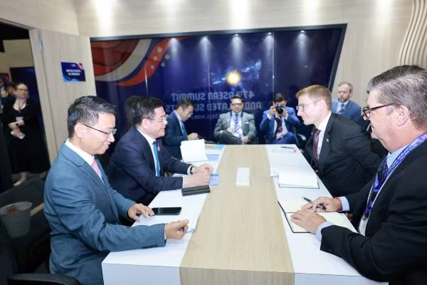 Bộ trưởng Nguyễn Hồng Diên và Thứ trưởng Jacob Helberg thảo luận về quan hệ hợp tác kinh tế - thương mại giữa Việt Nam và Hoa Kỳ và các lĩnh vực có tiềm năng thúc đẩy giữa hai nước. Bộ trưởng Nguyễn Hồng Diên và Thứ trưởng Jacob Helberg thảo luận về quan hệ hợp tác kinh tế - thương mại giữa Việt Nam và Hoa Kỳ và các lĩnh vực có tiềm năng thúc đẩy giữa hai nước.