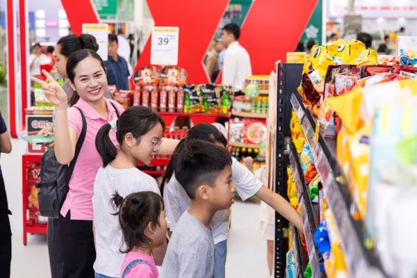 Người tiêu dùng vừa mua sắm, vừa trải nghiệm vừa mua sắm tại gian hàng của WinMart tại Hội chợ Mùa thu lần thứ nhất 2025 Người tiêu dùng vừa mua sắm, vừa trải nghiệm vừa mua sắm tại gian hàng của WinMart tại Hội chợ Mùa thu lần thứ nhất 2025