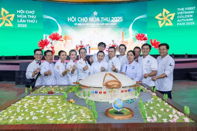 Các nghệ nhân bên tác phẩm mô hình Trung tâm triển lãm Việt Nam làm bằng xôi Các nghệ nhân bên tác phẩm mô hình Trung tâm triển lãm Việt Nam làm bằng xôi