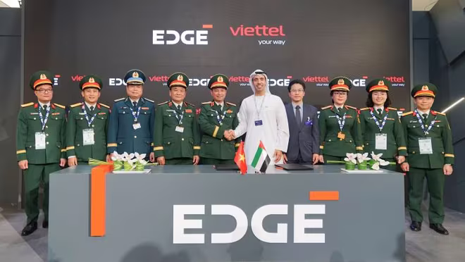 Đại diện Tập đoàn Viettel và Chủ tịch Thương mại EDGE tại lễ ký kết